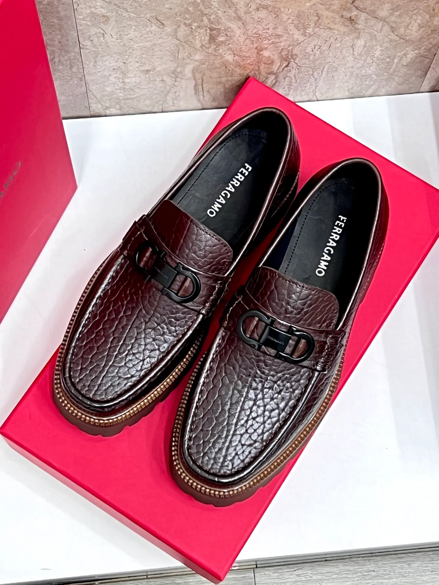 Original quality P580 Brand: Ferragamo Standard size: Men's size 38/44 (45.46 can be customized) Grade: Same style as the official website High-quality men's shoes Material: Customized first-layer calfskin with water-dyed cowhide lining Cowhide tiptoe Original non-slip and wear-resistant rubber outsole Style category: Men's formal business leather shoes are young and fashionable European and American trends British style Casual matching and comfortable feet Color: actual picture